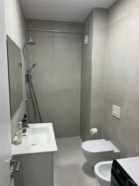 Tirane, jepet me qera apartament 1+1+Ballkon Kati 8, 60 m² 400 € (univers city)