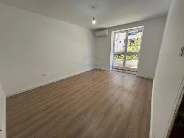Tirane, jepet me qera apartament 2+1 Kati 2, 93 m² 900 € (BLLOK)