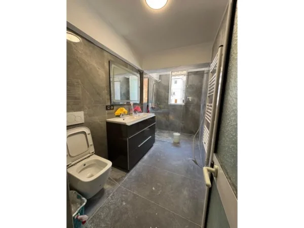 Tirane, jepet me qera apartament 2+1 Kati 2, 93 m² 900 € (BLLOK)