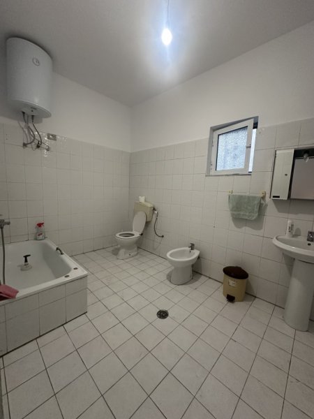 jepet me qera shtepi 2+1+Aneks+Ballkon Kati 1, 85 m² 300 € Astir