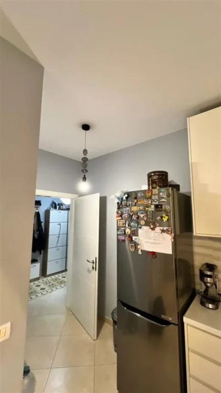 Tirane, jepet me qera apartament 1+1+Ballkon Kati 1, 82 m² 101.000 € (fresku)