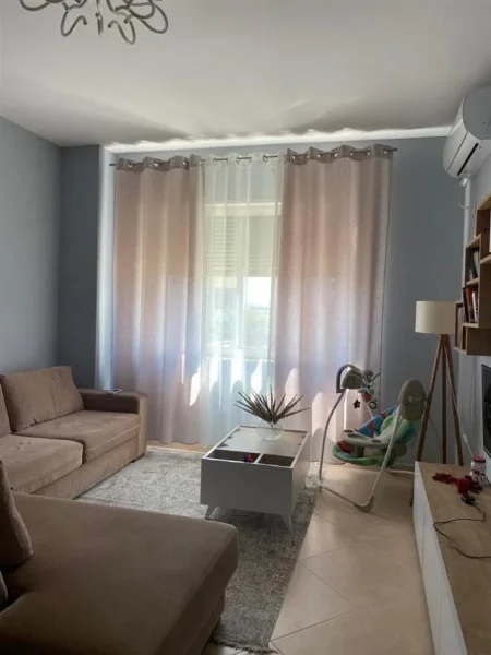 Tirane, jepet me qera apartament 1+1+Ballkon Kati 1, 82 m² 101.000 € (fresku)