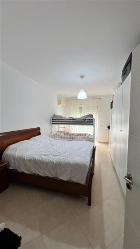 Tirane, jepet me qera apartament 1+1+Ballkon Kati 1, 82 m² 101.000 € (fresku)