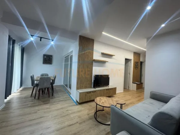 Tirane, jepet me qera apartament 1+1 Kati 1, 65 m² 550 € (KODRA E DIELLIT)