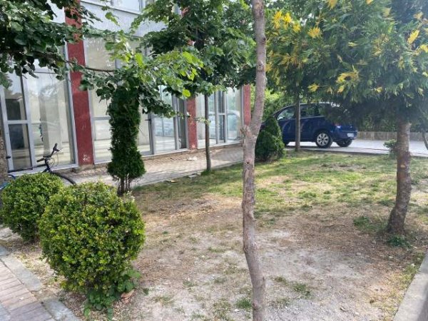 Tirane, jap me qera ambjent biznesi Kati 1, 92 m² 30.000 Leke (Rruga demokracia)