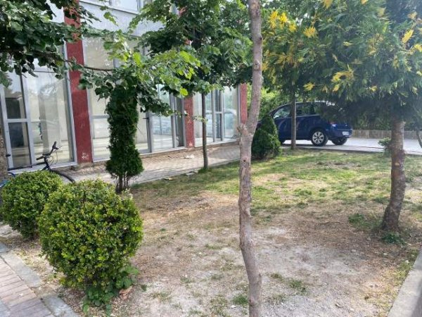 Tirane, shes ambjent biznesi Kati 1, 92 m² 100.000 Euro (Rruga Demokracia)