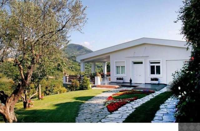 Tirane, jap me qera Vile 3 Katshe 2250 m² 6.500 Euro