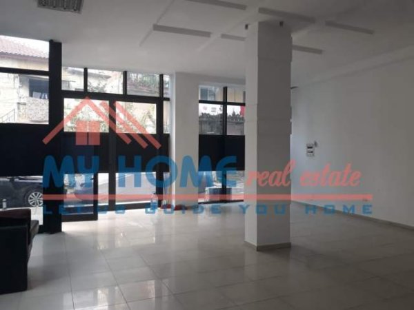 Tirane, jepet me qera dyqan Kati 0, 97 m² 750 Euro (brryli)