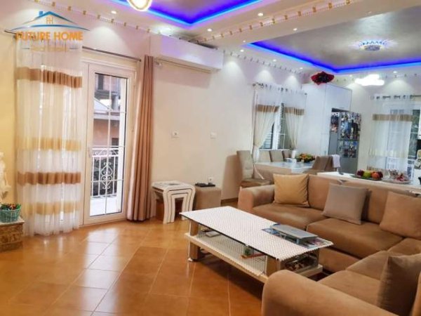 Tirane, shitet Vile Kati 3, 490 m² 500.000 Euro (Babrru)