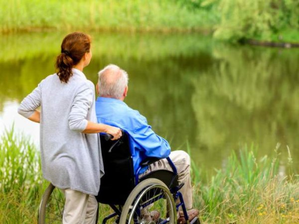 Ofrojme sherbimet ne familje: BABYSITTER & KUJDESTARE PER TE MOSHUAR