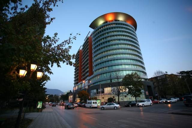 Tirane, shes ambjent biznesi 300 m² 1.100.000 Euro (Bulevardi Bajram Curri, Qendra Tregtare ETC)