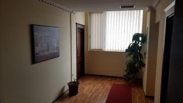 Tirane, jap me qera ambjent biznesi 2.300 m² (Qender)