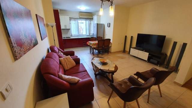 Tirane, jepet me qera apartament 1+1+BLK Kati 3, 80 m² 400 Euro (ish blloku)
