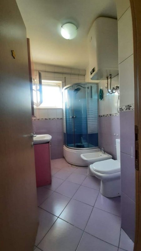 Shqiperi, jap me qera apartament 2+1 Kati 2, ne Rrugen Jordan Misja
