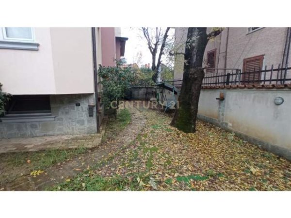 Tirane, jepet me qera Vile 3 Katshe Kati 0, 394 m² 1.000 Euro (Vilat Amerikane)