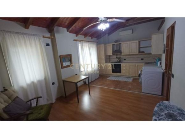 Tirane, jepet me qera Vile 3 Katshe Kati 0, 394 m² 1.000 Euro (Vilat Amerikane)