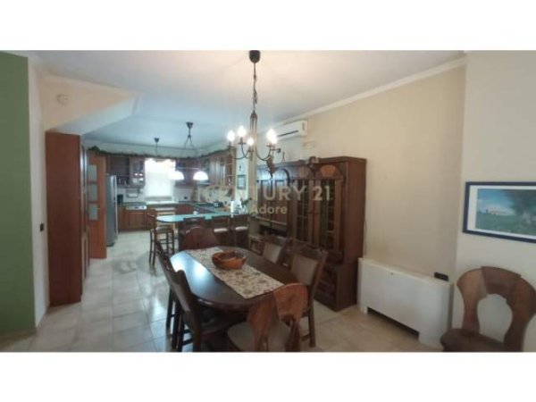 Tirane, jepet me qera Vile 3 Katshe Kati 0, 394 m² 1.000 Euro (Vilat Amerikane)