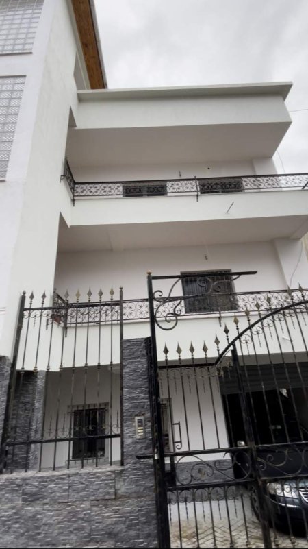Tirane, shitet apartament 2+1+BLK Kati 3, 1.426 m² 125.000 Euro (Porcelan)