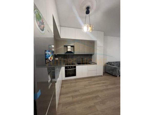 Tirane, jepet me qera apartament 2+1 Kati 10, 98 m² 400 Euro (Yzberisht)