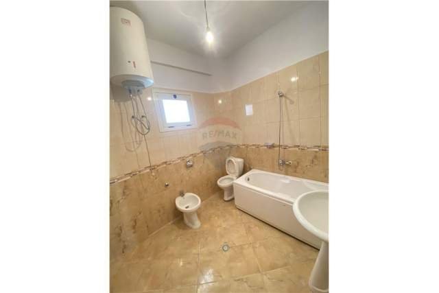 Tirane, jepet me qera apartament 3+1 120 m² 350 Euro