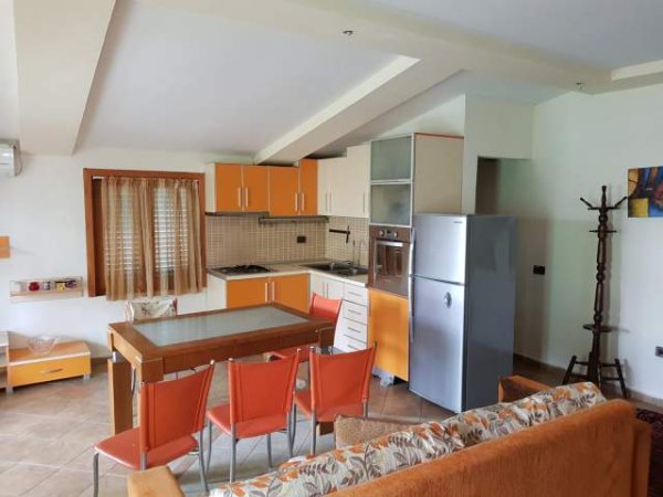 Tirane, jepet me qera apartament Kati 4, 140 m² 400 Euro (tregu elektrik)