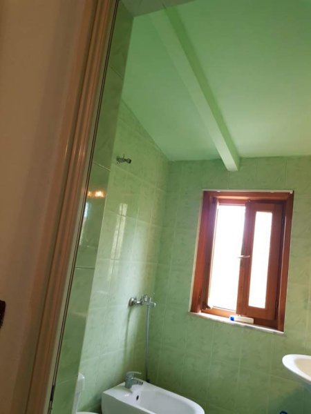 Tirane, jepet me qera apartament Kati 4, 140 m² 400 Euro (tregu elektrik)