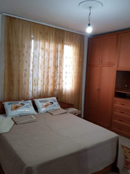 Tirane, jepet me qera apartament 1+1+BLK Kati 2, 60 m² 400 Euro (prane Kafe Europa)