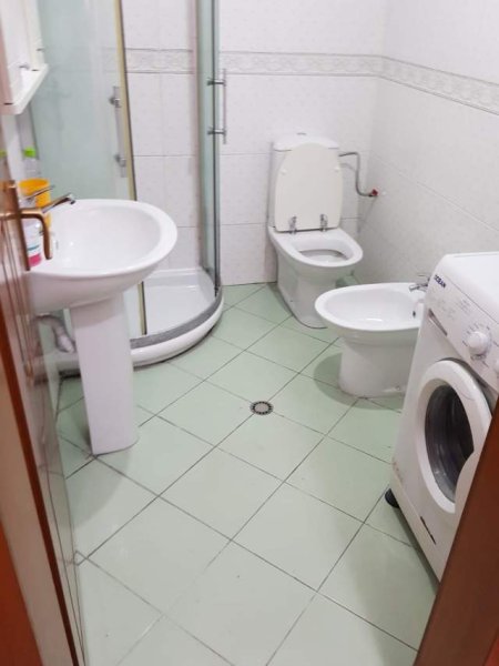 Tirane, jepet me qera apartament 1+1+BLK Kati 2, 60 m² 450 Euro (9 kateshet (kafe Europa))