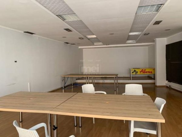 Tirane, jepet me qera zyre 100 m² 950 Euro (Qender)