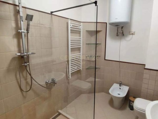 Tirane, jepet me qera apartament 2+1 Kati 3, 125 m² 800 Euro (Rruga e Elbasanit)