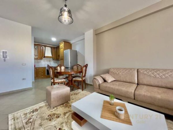 Tirane, jepet me qera apartament 1+1 Kati 3, 80 m² 450 Euro (Rruga e Kavajes)