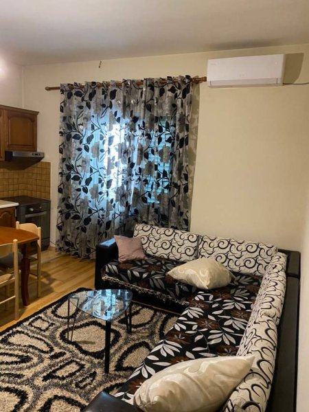 Tirane, jepet me qera shtepi 1+1 Kati 1, 70 m² 360 Euro (Rruga Artan Lenja)