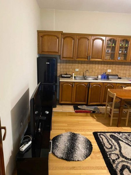 Tirane, jepet me qera shtepi 1+1 Kati 1, 70 m² 360 Euro (Rruga Artan Lenja)