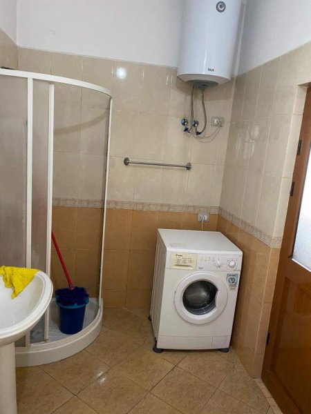 Tirane, jepet me qera shtepi 1+1 Kati 1, 70 m² 360 Euro (Rruga Artan Lenja)