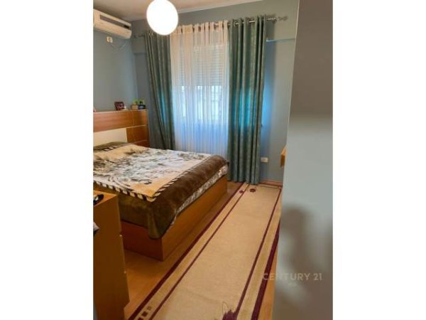 Tirane, jepet me qera apartament Kati 3, 130 m² 700 Euro (Kristal Center)