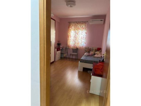 Tirane, jepet me qera apartament Kati 3, 130 m² 700 Euro (Kristal Center)