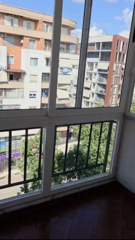 Tirane, jepet me qera apartament 1+1+Ballkon Kati 6, 60 m² 450 € (Big Pjata , Astir)