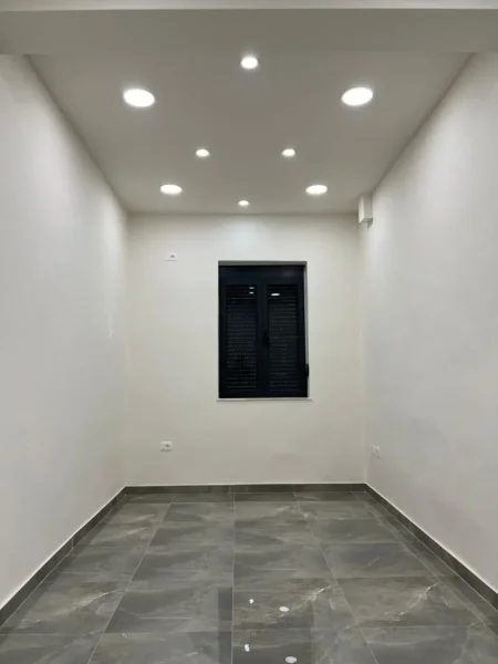 Tirane, shitet dyqan Kati 0, 70 m² (Tirane e Re)