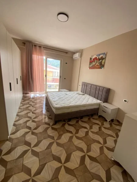 Tirane, jepet me qera apartament 2+1+Ballkon Kati 4, 90 m² 500 € (Liqeni i Thate Rruga Hamdi Sina)