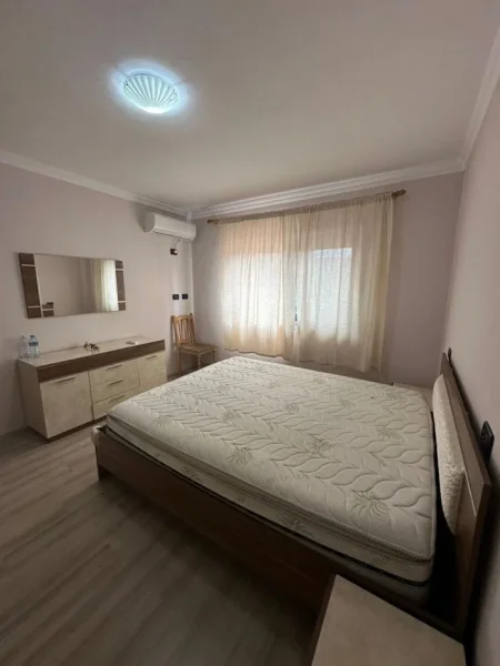 Tirane, jepet me qera apartament 1+1+Ballkon Kati 5, 60 m² 550 € (Rr Myslym Shyri)