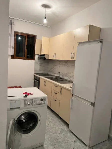 Tirane, jepet me qera apartament 2+1+Aneks Kati 1, 90 m² 300 € (Selite te nenstacioni elektrik)