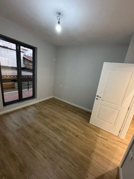 Tirane, jepet me qera apartament 3+1+Ballkon Kati 2, 120 m² 500 € (Laprake)