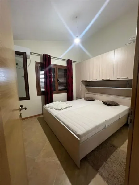 Tirane, jepet me qera apartament 1+1 Kati 1, 58 m² 300 € (Shkoze)