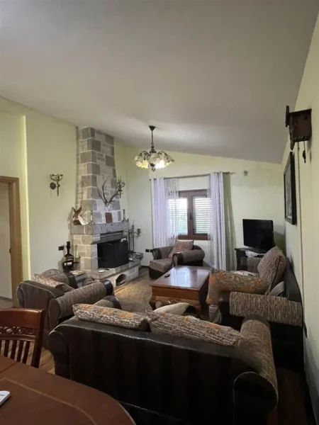 Tirane, jepet me qera apartament 1+1 Kati 1, 58 m² 300 € (Shkoze)