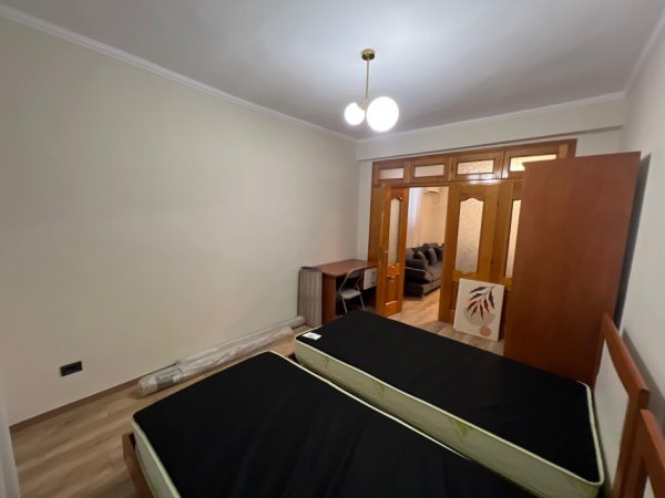 Tirane, jepet me qera apartament 3+1 Kati 3, 105 m² 650 € (rruga e kavajes)