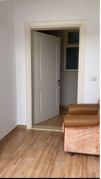 Tirane, jepet me qera shtepi 1+1 Kati 1, 65 m² 350 € (Jepet me Qera Super Hyrja 1+1 e mobiluar tek Kodra e Priftit ne Porcelan)