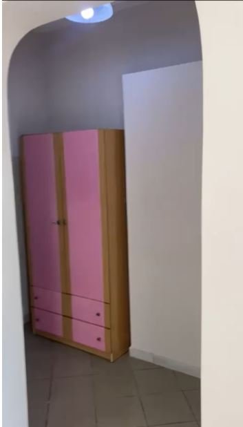Tirane, jepet me qera shtepi 1+1 Kati 1, 65 m² 350 € (Jepet me Qera Super Hyrja 1+1 e mobiluar tek Kodra e Priftit ne Porcelan)