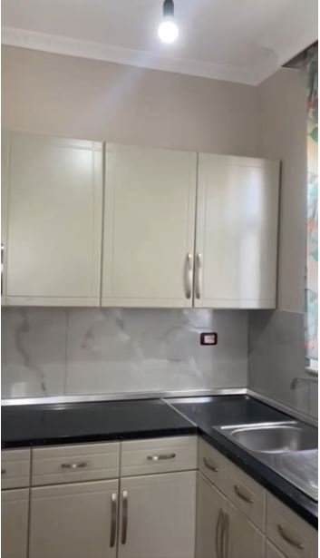 Tirane, jepet me qera shtepi 1+1 Kati 1, 65 m² 350 € (Jepet me Qera Super Hyrja 1+1 e mobiluar tek Kodra e Priftit ne Porcelan)