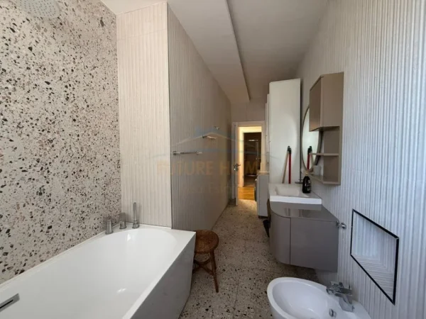 Tirane, shitet apartament 3+1+Ballkon Kati 6, 150 m² 390.000 € (SHALLVARET)