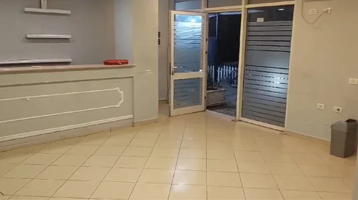 Tirane, jepet me qera dyqan Kati 0, 70 m² 700 € (Jepet me Qera Super Ambient Biznesi Afer Pazarit te Ri.)